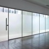青岛市北几区买玻璃隔断哪家好_钢化玻璃隔断定制