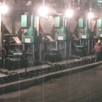 天津全自动还原铁压块机鑫源液压生产线可生产多种规格l